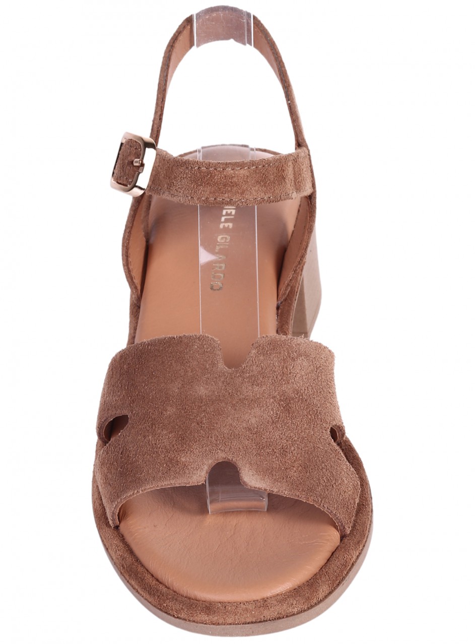 Ежедневни дамски сандали на ток от естествен велур в бежово 4AT-26252 tan