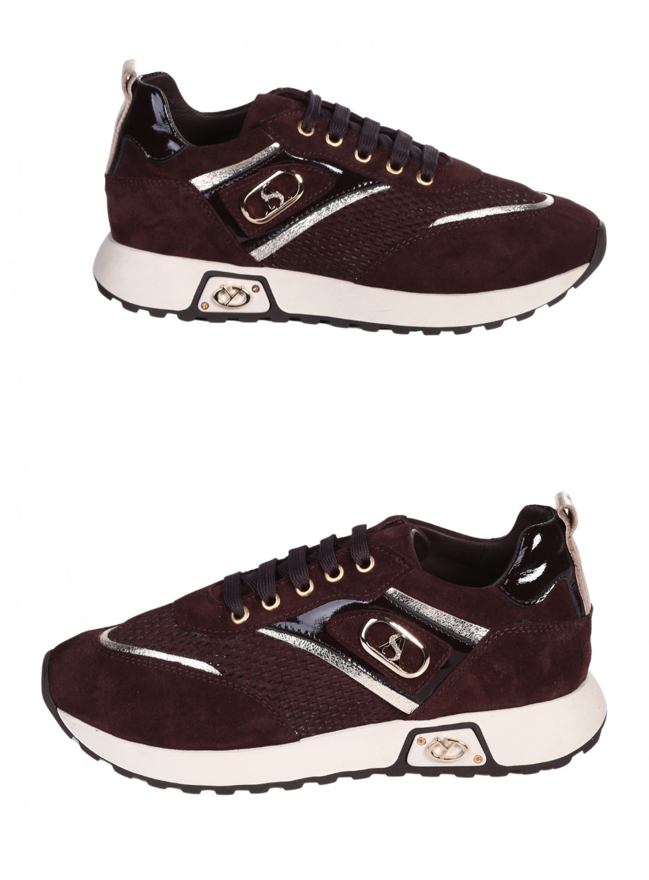 Ежедневни дамски обувки от естествен велур и лак, с декоративен метален елемент и перфорации 3AT-26291 brown