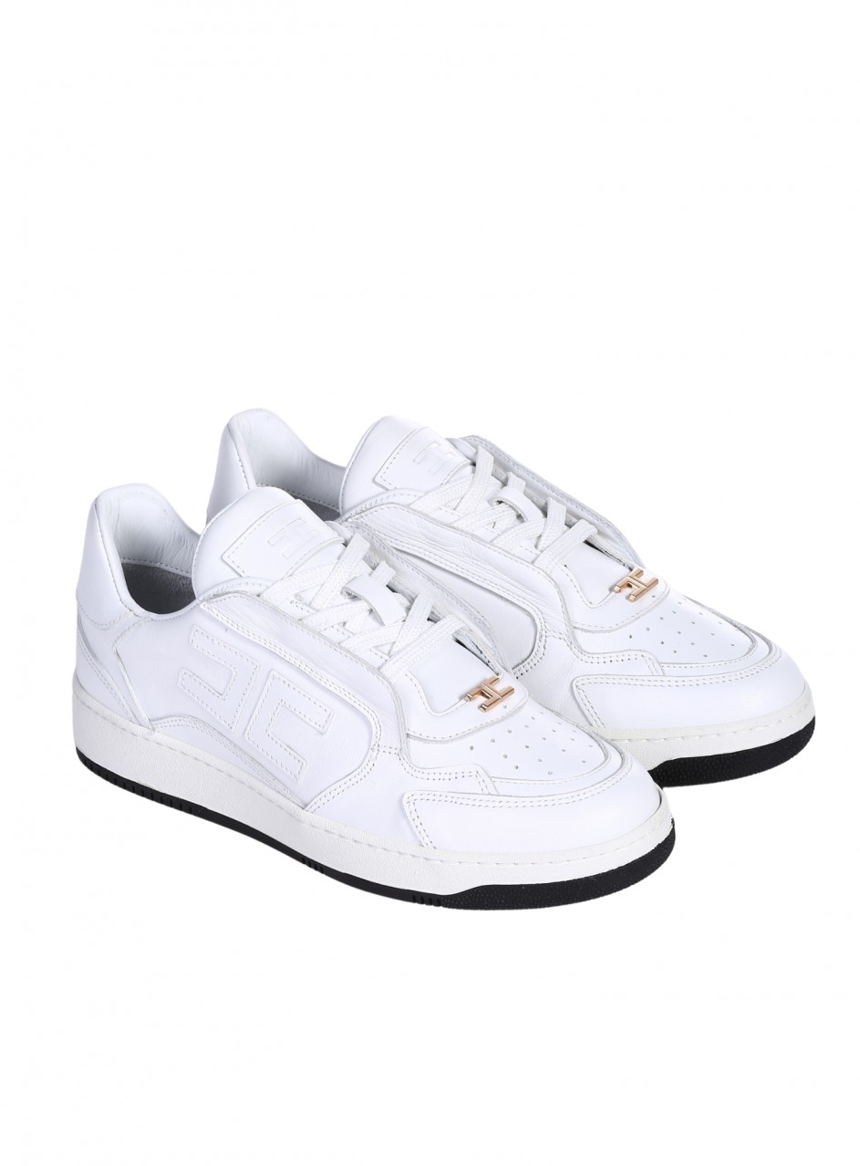 Ежедневни дамски обувки от естествена кожа, с декоративен метален елемент и перфорации в бяло 3AT-26293 white