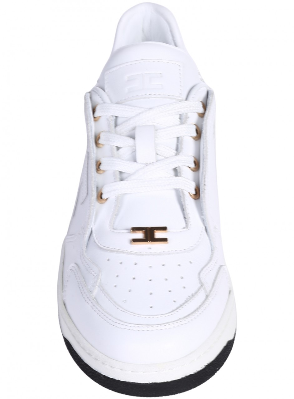 Ежедневни дамски обувки от естествена кожа, с декоративен метален елемент и перфорации в бяло 3AT-26293 white