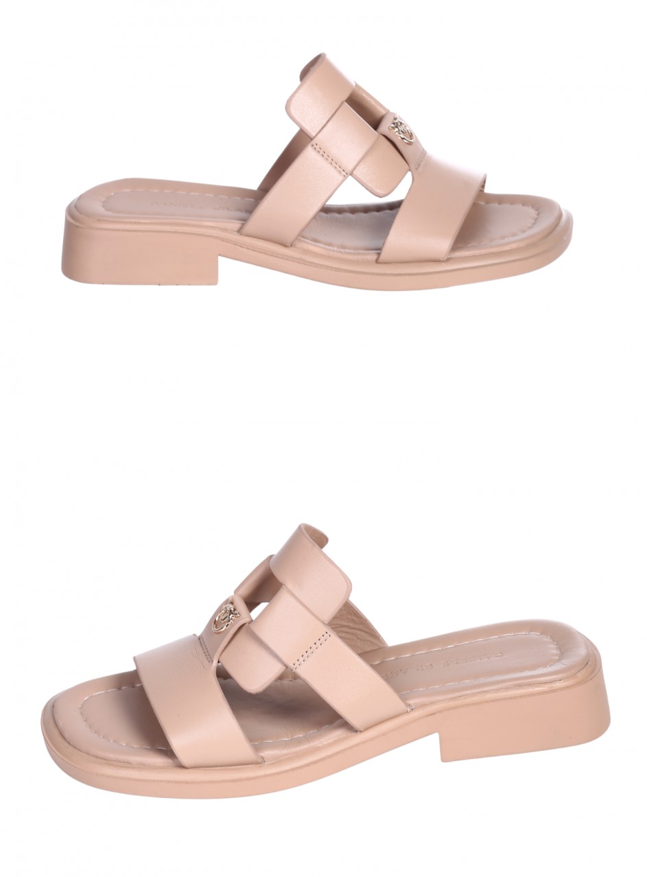 Ежедневни дамски чехли от естествена кожа, с декоративен метален орнамент в бежово 5AT-26226 nude