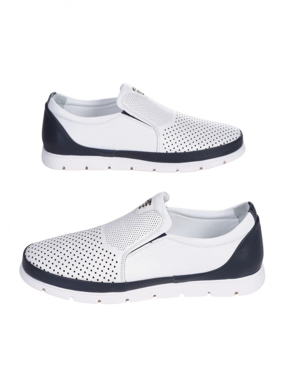 Ежедневни мъжки обувки от естествена кожа, с декоративен метален елемент и перфорации в бяло 7AT-26314 white (25401)