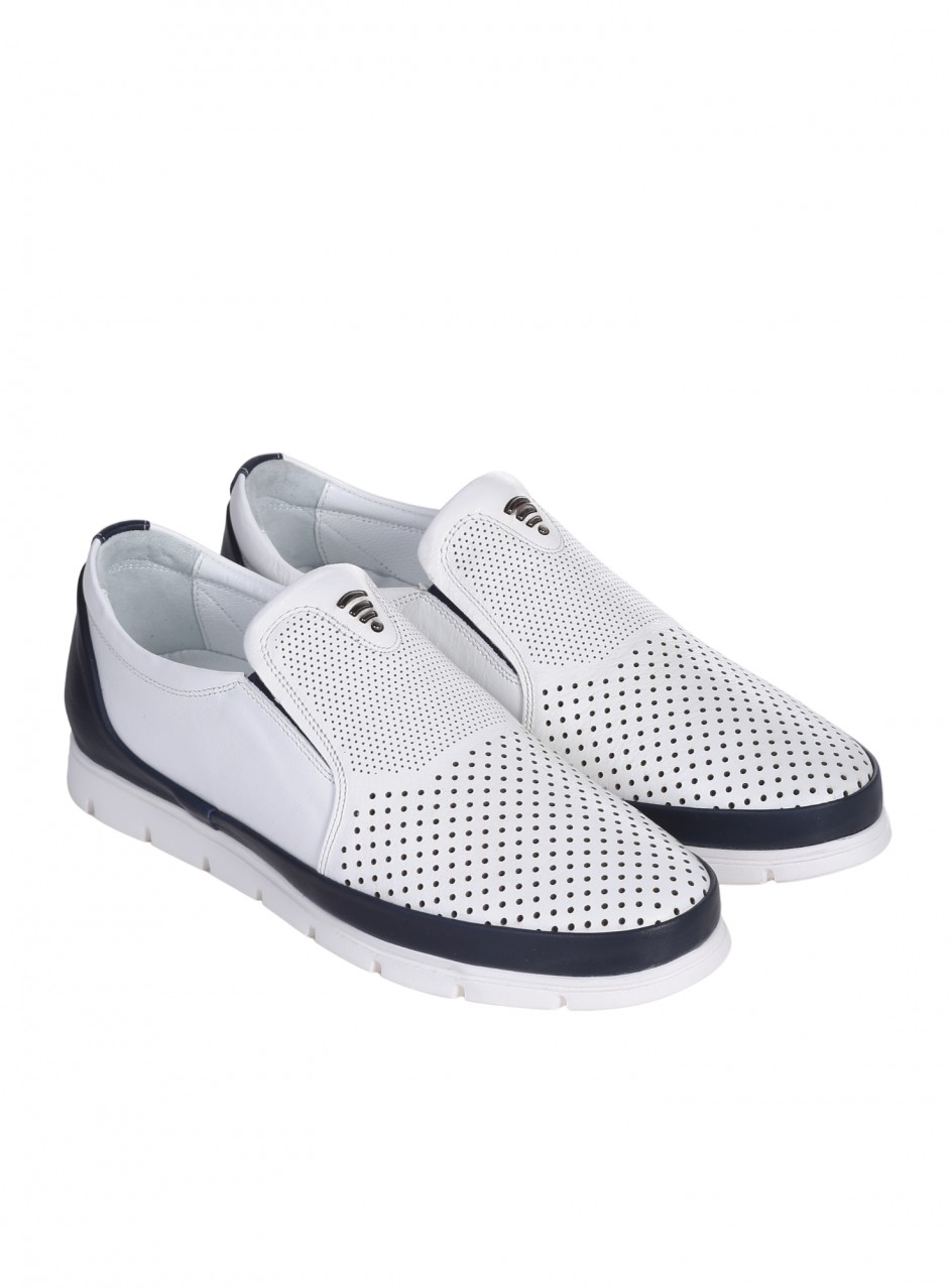 Ежедневни мъжки обувки от естествена кожа, с декоративен метален елемент и перфорации в бяло 7AT-26314 white (25401)