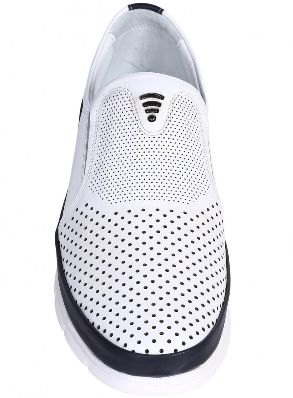 Ежедневни мъжки обувки от естествена кожа, с декоративен метален елемент и перфорации в бяло 7AT-26314 white (25401)