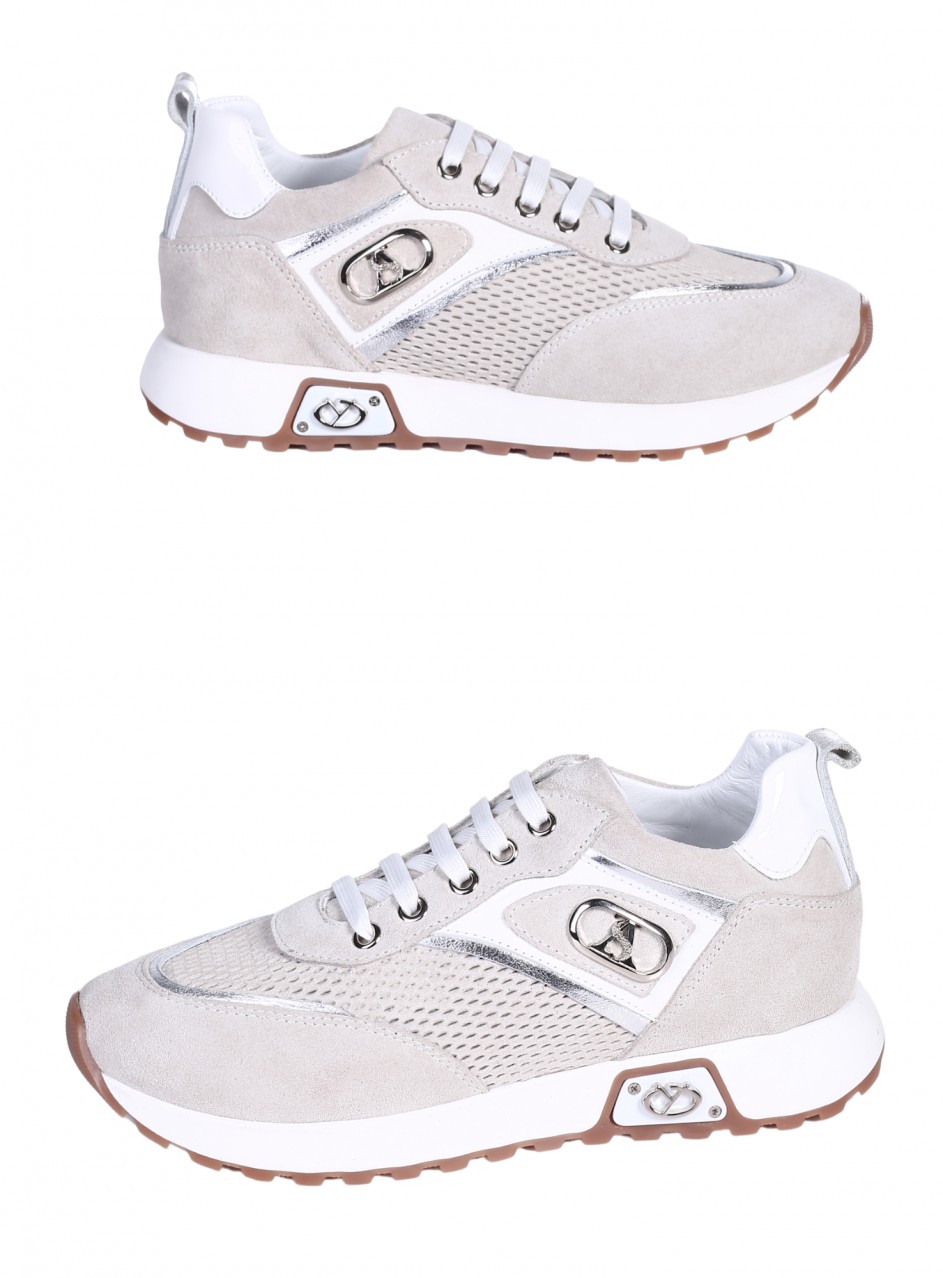 Ежедневни дамски обувки от естествен велур и лак, с декоративен метален елемент и перфорации 3AT-26291 white/grey