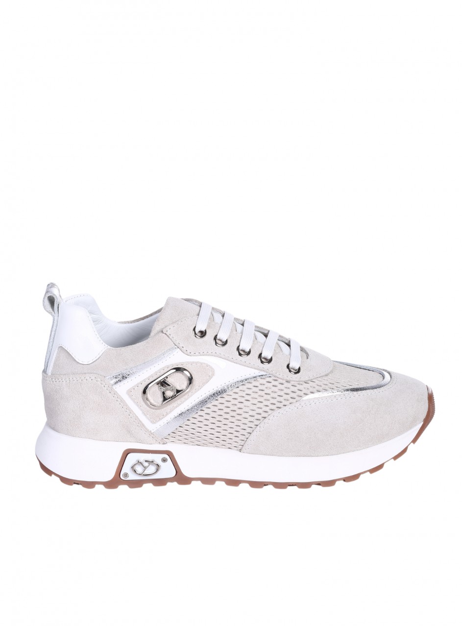 Ежедневни дамски обувки от естествен велур и лак, с декоративен метален елемент и перфорации 3AT-26291 white/grey