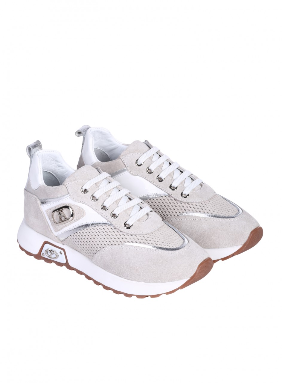 Ежедневни дамски обувки от естествен велур и лак, с декоративен метален елемент и перфорации 3AT-26291 white/grey