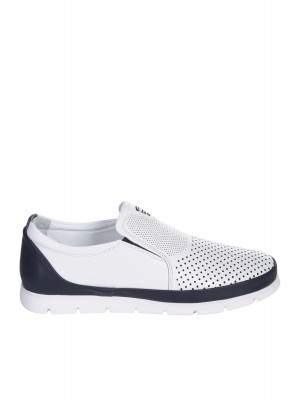 Ежедневни мъжки обувки от естествена кожа, с декоративен метален елемент и перфорации в бяло 7AT-26314 white (25401)