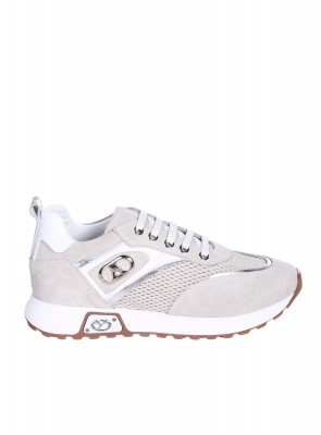 Ежедневни дамски обувки от естествен велур и лак, с декоративен метален елемент и перфорации 3AT-26291 white/grey